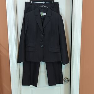 Women's 10 Jones New York Gray Suit Jacket And Pants